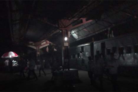 চবি শিক্ষার্থীদের দুঃখ রাতের শাটল ট্রেন চবি শিক্ষার্থীদের দুঃখ রাতের শাটল ট্রেন